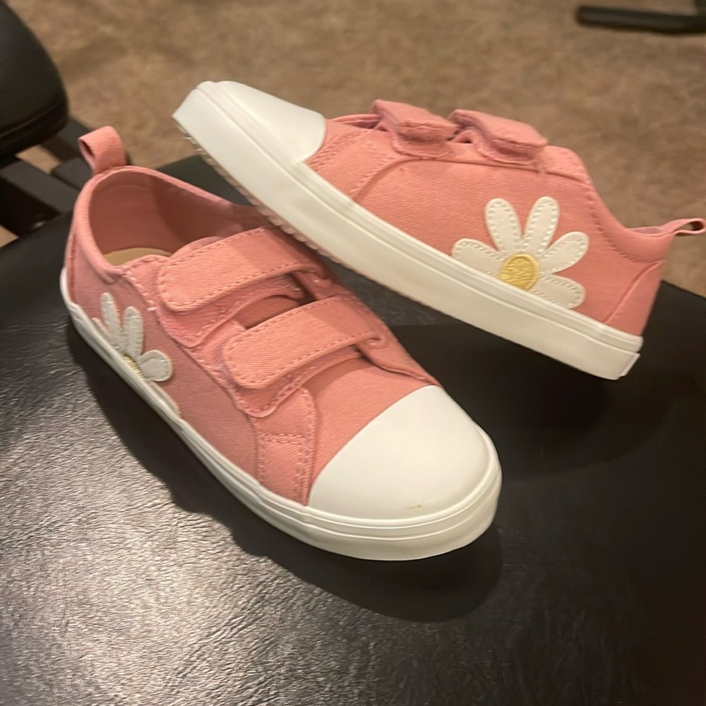 Oldnavy girl shoes new without tags, size 9